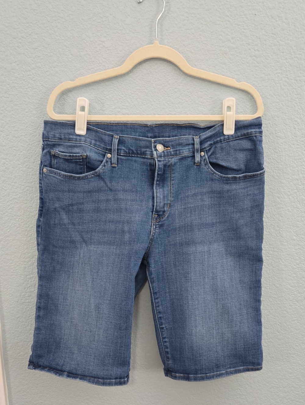 LEVI'S Classic Midwash Denim Bermuda Shorts Sz 33